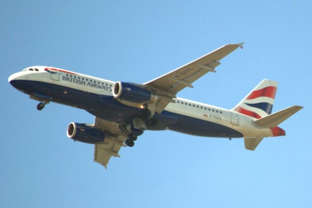 Airbus A320 (G-EUYL) - On approach to London Heathrow, over Windsor Castle. Wed.5th June 2013.