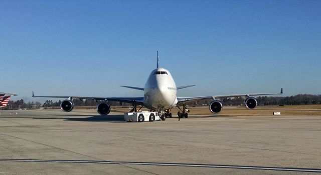 Boeing 747-400 (N465MC)