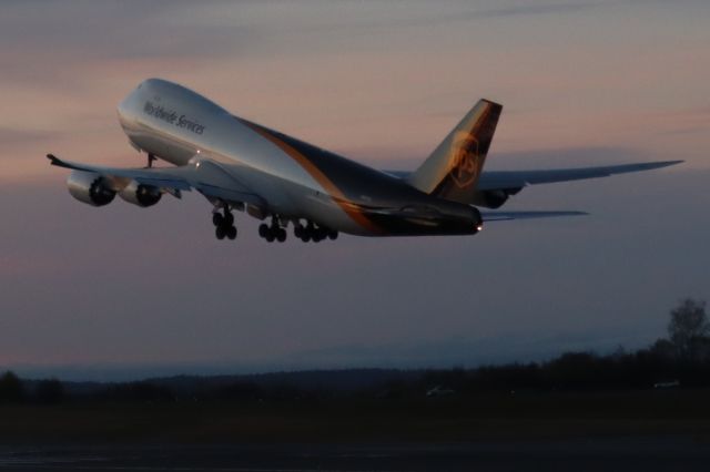 BOEING 747-8 (N617UP) - Takeoff at sundown from Runway 33-15