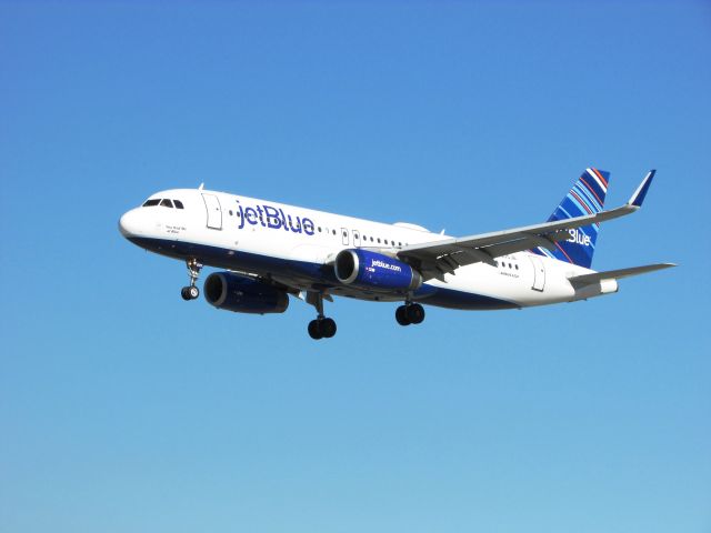 Airbus A320 (N805JB) - Landing on RWY 30