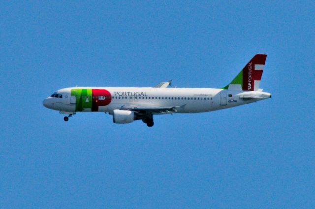 Airbus A320 (CS-TNI) - 2009 - Lowering gear for approach