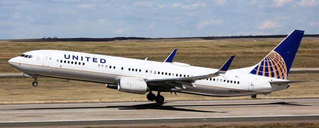 Boeing 737-900 (N69888) - Departing from runway 25 for San Diego.