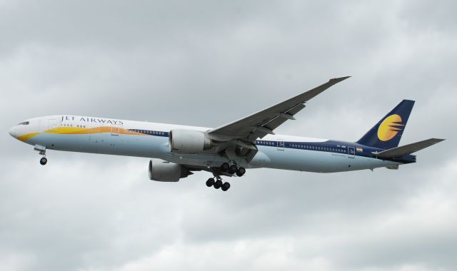 BOEING 777-300ER (VT-JEQ) - Taken from the threshold of 27R