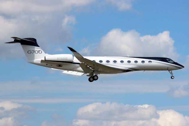 GULFSTREAM AEROSPACE G-8 Gulfstream G700 (N702GD) - On short finals for rwy 7 on 15-Oct-22 arriving from KSAV.