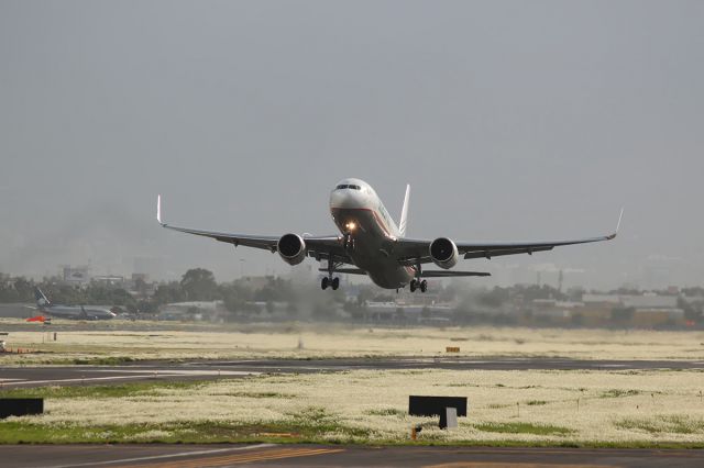 BOEING 767-300 (N526LA)