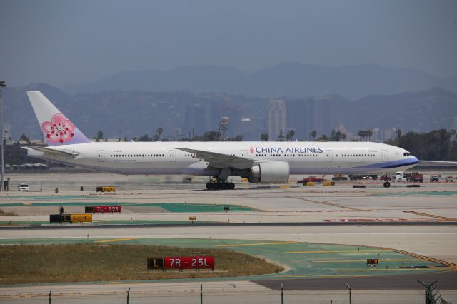 BOEING 777-300ER (B-18002)