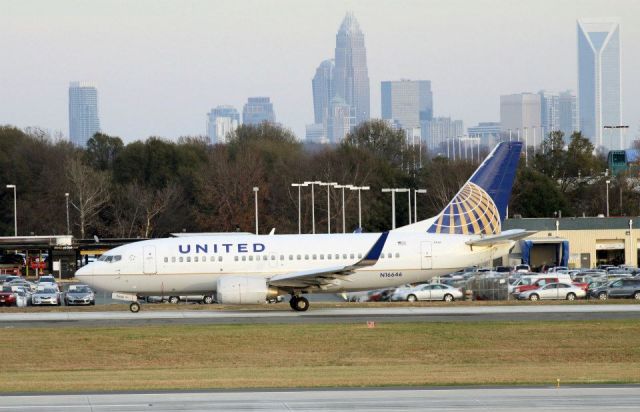 Boeing 737-500 (N16646)