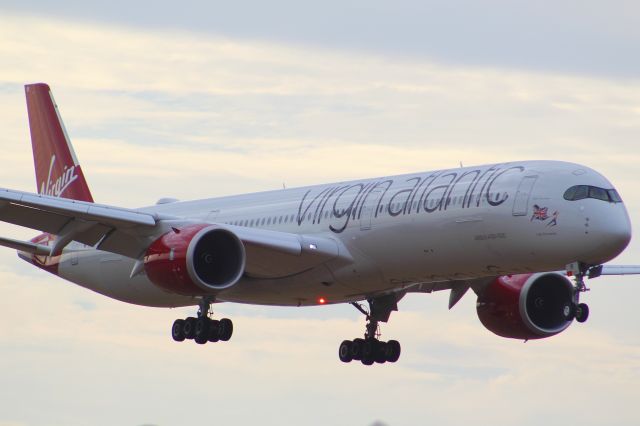 Airbus A350-1000 (G-VLIB) - A Virgin Atlantic A350-1000 on final approach into LHR, landing on runway 27R.br /br /Location: Northern Perimiter Road, beside Runway 27R.br /Date: 21.08.22 (dd/mm/yy)