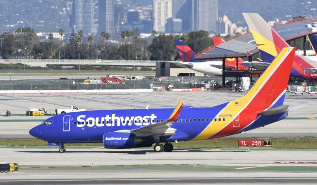 Boeing 737-700 (N923WN) - Arrived at LAX on 25L