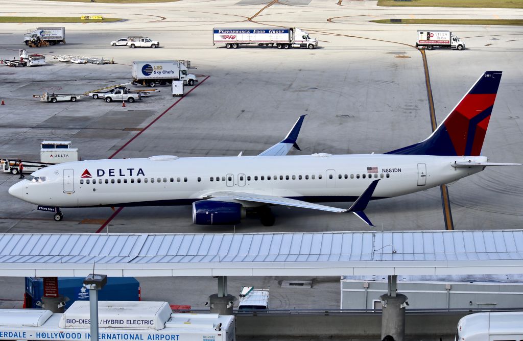 Boeing 737-900 (N881DN)
