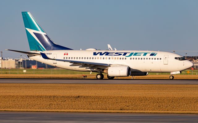 Boeing 737-700 (C-FWSX)