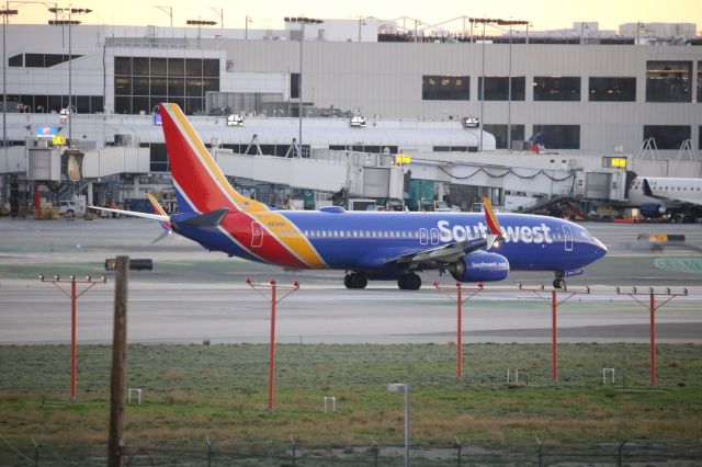 Boeing 737-800 (N8316H)