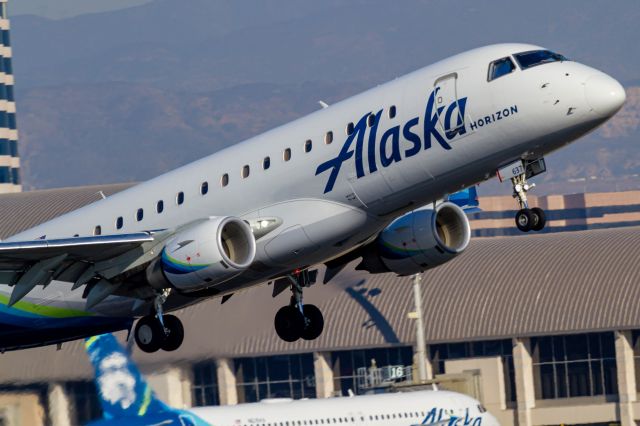 Embraer 175 (N637QX)