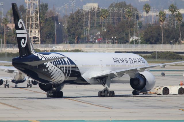 BOEING 777-300 (ZK-OKM)