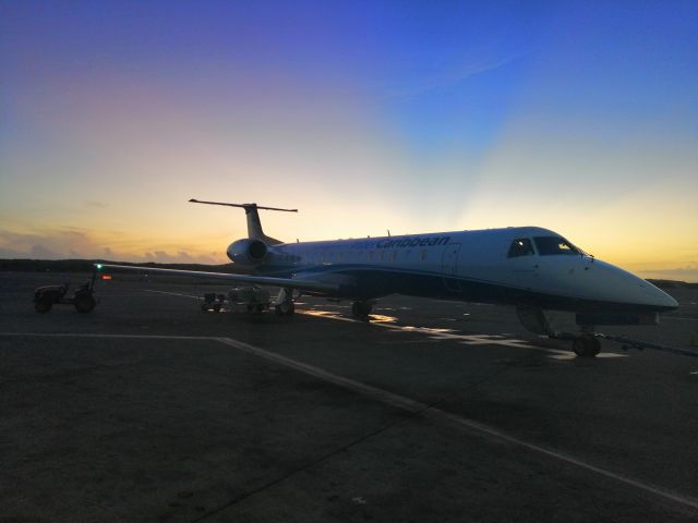 Embraer ERJ-145 (VQ-TIC) - Atardecer en la rampa del aeropuerto internacional de Providenciales, Islas Turcas y Caicos. 