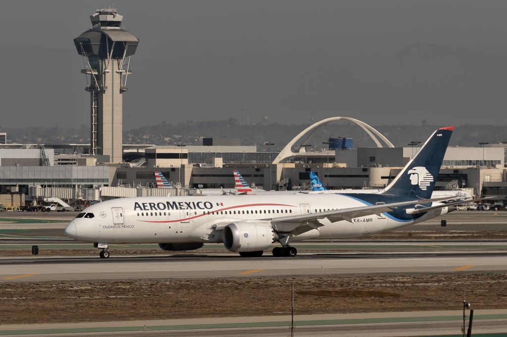 Boeing 787-8 (XA-AMR) - 11th November, 2024:  Flight AM 646 from Benito Juarez International Airport in Mexico City taxiing to the gate after touching down on runway 25R at LAX.