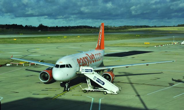 Airbus A319 (G-EZDU) - EasyJet Airbus A319-111 G-EZDU in London Stansted