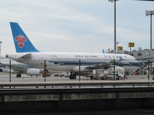 Airbus A320 (B-6582) - Plane spotting while waiting for flight