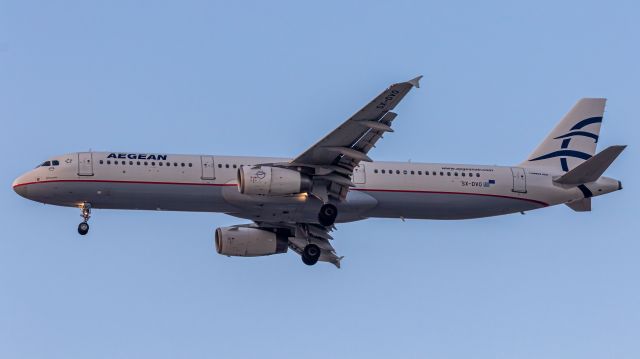 Airbus A321 (SX-DVO)