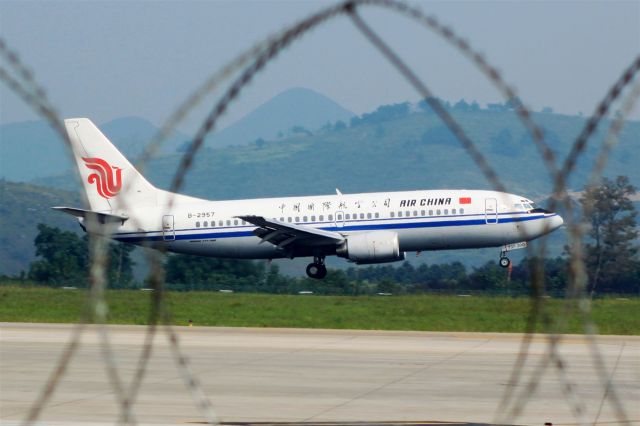 BOEING 737-300 (B-2957)