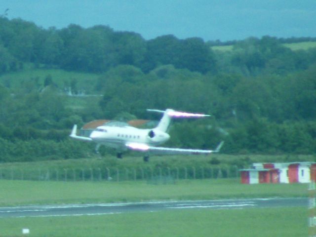 Gulfstream Aerospace Gulfstream IV (N450EE) - N450EE G450 TRYING TO LAND WITH STRONG CROSSWIND ON JUNE 14-06-2011 AT SHANNON