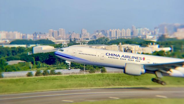 BOEING 777-300ER (B-18052)