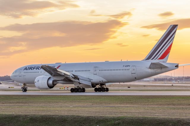 Boeing 777-200 (F-GSPH) - Arriving from CDG under dying spring light