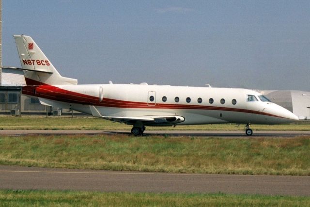 IAI Gulfstream G200 (N878CS) - Taxiing to depart rwy 26 in Jul-02.  Exported to Brazil 30-Apr-04 where it became PR-OFT.