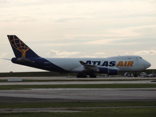 Boeing 747-400 (N477MC)