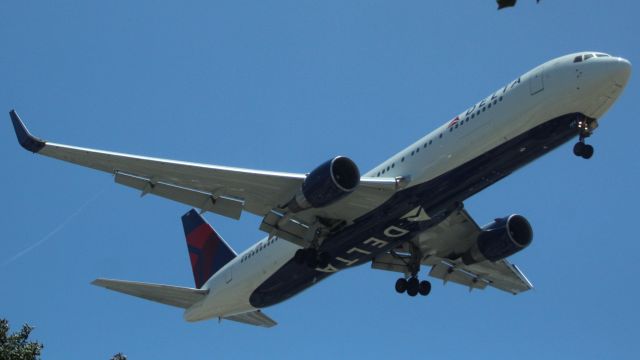 — — - Delta 767 on short final for 25R