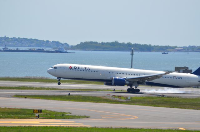 BOEING 767-400 (N825MH)