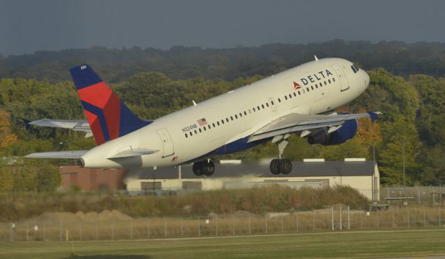 Airbus A319 (N324NB) - Departing MSP
