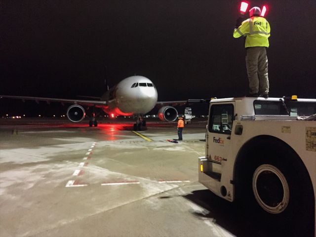 Airbus A300F4-600 (N664FE) - Marshaling the Fargo ND arrival at Appleton international in to Gate No.1 on a cold January night.