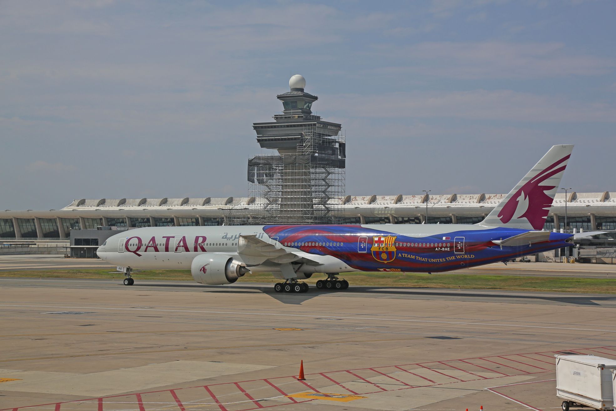 BOEING 777-300ER (A7-BAE) - Triple 7 Qatar airways et livrée barca, Washigton Dulles le 6 aout 2014.