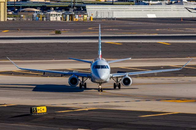 Embraer 175 (N509SY) - A SkyWest ERJ175 taxiing at PHX on 2/10/23 during the Super Bowl rush. Taken with a Canon R7 and Canon EF 100-400 II L lens.