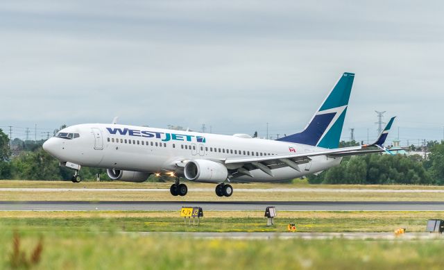 Boeing 737-800 (C-FUJR) - WJA579 arrives from Montreal, about to touch down on runway 05