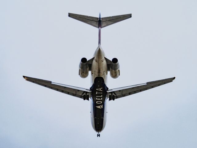 Boeing 717-200 (N974AT) - Coming in on short final!  2/25.