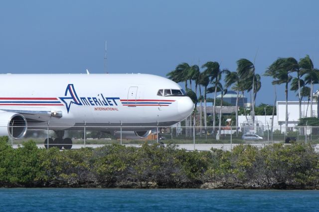 BOEING 767-200 (N741AX)