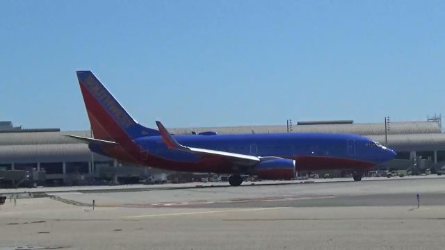 Boeing 737-700 (N477WN) - Taxing for a departure out to Phoenix