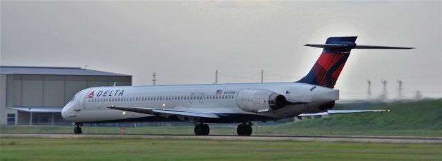 McDonnell Douglas MD-90 (N959DN)