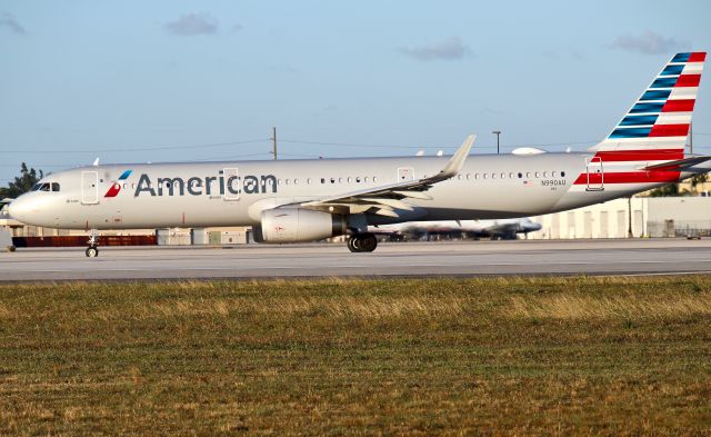 Airbus A321 (N990AU)