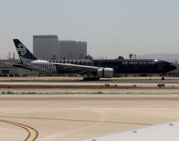 BOEING 777-300ER (ZK-OKQ)