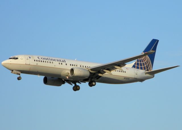 Boeing 737-800 (N73270) - Taken in 2010. Old colors continental livery before merger.