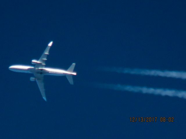 Embraer 175 (N230NN)