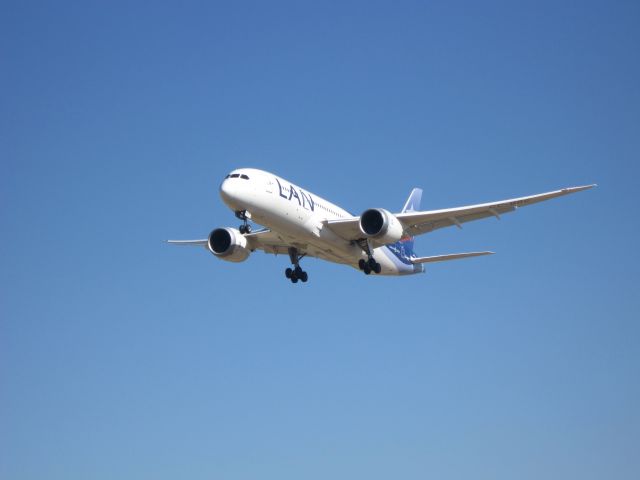 Boeing 787-8 (CC-BBC) - Landing B787 LAN in SCEL RWY 17R br /8 December