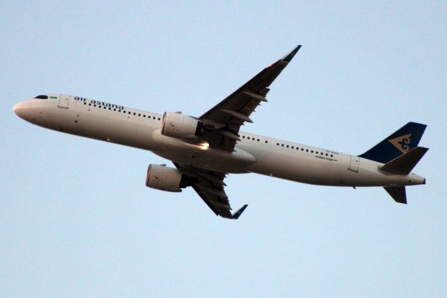 Airbus A321neo (EI-KGA) - Airborne off rwy 27R on 14-Mar-23 operating flight KZR902 to UAAA via UATE.