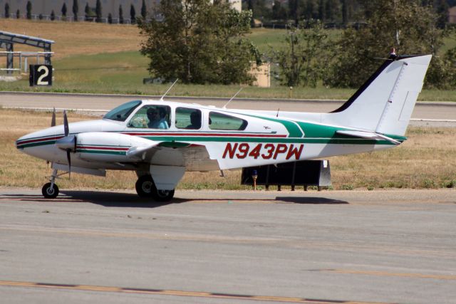 Beechcraft 55 Baron (N943PW) - Taxiing to the ramp on 13-May-16 for a quick transit.