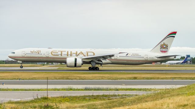 BOEING 777-300 (A6-ETH) - Slowly lowering the nose wheel to runway 05 at YYZ