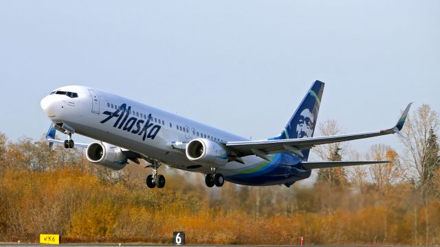 Boeing 737-900 (N288AK) - ASA163 on rotation from Rwy 16R to complete its scheduled flight to KSEA on 11.20.18. (ln 6954 / cn 60575). The aircraft was diverted to KPAE due to fog at KSEA.