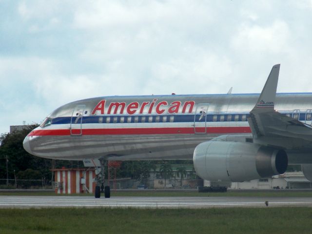 Boeing 757-200 (N181AN) - American Airlines N181AN taxiing for departure.